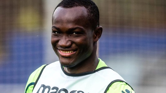 A los 28 años, murió el jugador ghanés Raphael Dwamena tras desplomarse en un partido