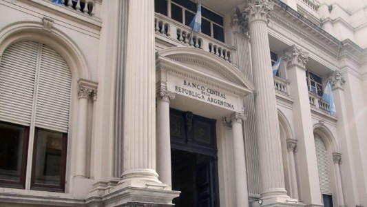 El Banco Central confirmó el alza del dólar oficial a $353,50: sube el blue