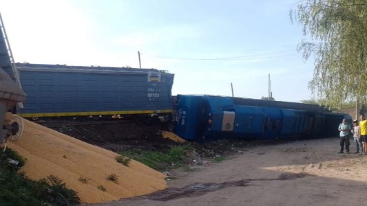 Descarriló un tren en Santa Rosa de Lima y vecinos robaron parte de la carga