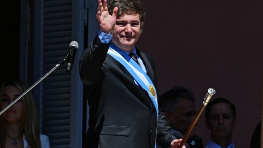 Milei firmó su primer DNU y achicó la cantidad de Ministerios: solo quedaron nueve