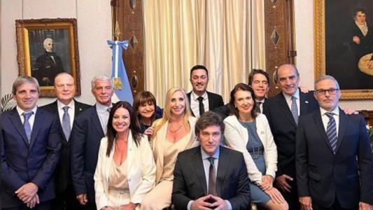 Milei encabeza la primera reunión junto a sus ministros en Casa Rosada