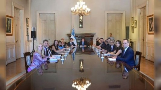 Milei encabezó la primera reunión junto a sus ministros tras el ajuste anunciado por Caputo