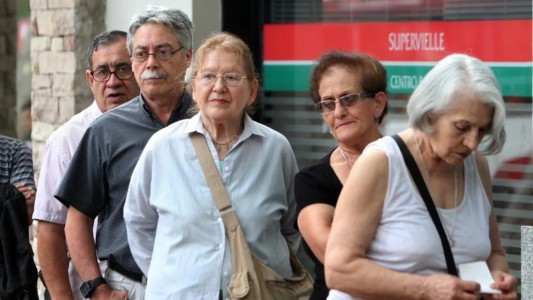 Caputo prometió que los jubilados recibirán aumentos "más altos" con el cambio de la fórmula