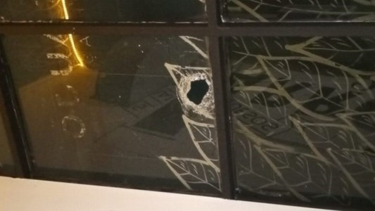 Participaba de una fiesta privada en un bar, le arrojaron una baldosa de un edificio y quedó grave