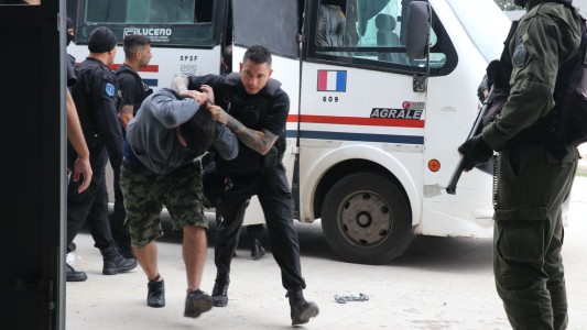 Trasladaron a la cárcel de Las Flores a casi 70 detenidos que estaban en distintas comisarías