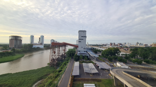 Viernes con cielo parcialmente nublado en la ciudad