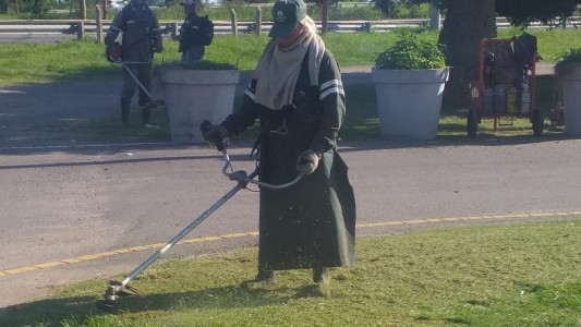 Avanzan los trabajos de desmalezamiento en la ciudad