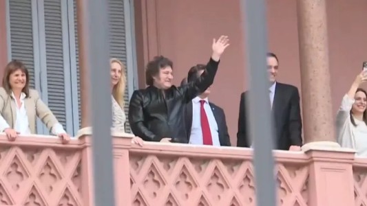 Javier Milei llevó a su gabinete al balcón de la Casa Rosada para saludar a la gente