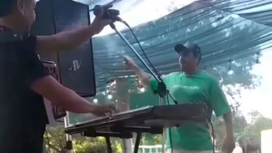 Un cantante de cumbia disparó varias veces con un arma en pleno show