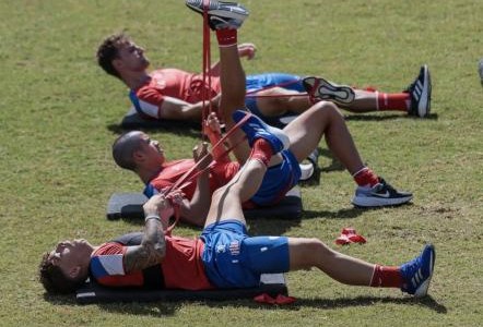 "Kily" González recupera jugadores para afrontar el último partido en Uruguay