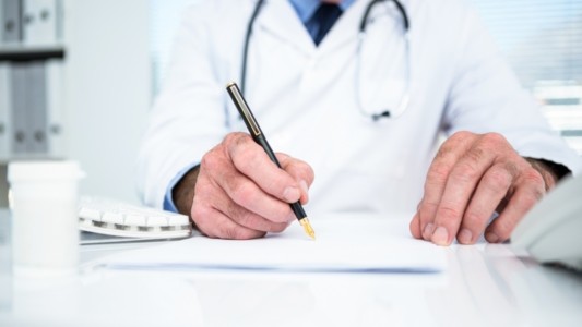 Los médicos podrán sugerir marcas de remedios en las recetas