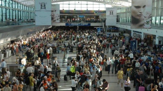 Aerolíneas Argentinas canceló 267 vuelos y reprogramó otros 26 por el paro de la CGT