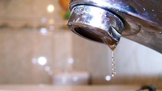 Por trabajos de mantenimiento, habrá baja presión de agua durante la madrugada