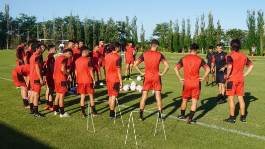 Colón realiza su último entrenamiento antes del debut en la Primera Nacional