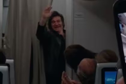 Milei fue aplaudido en el avión de regreso a la Argentina