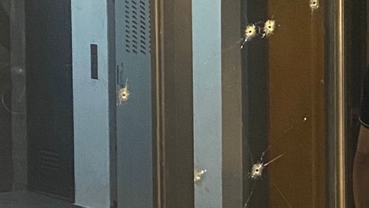 Desde una moto dispararon contra un edificio en Rosario