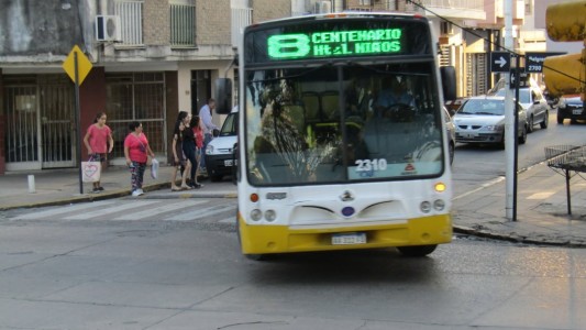 Nuevo asalto a un colectivero en Santa Fe: lo hirieron en una de sus manos