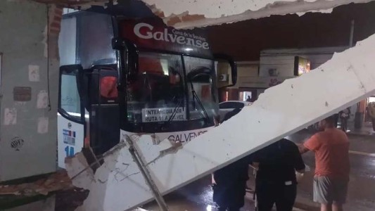Un colectivo chocó y destrozó una garita en Sauce Viejo