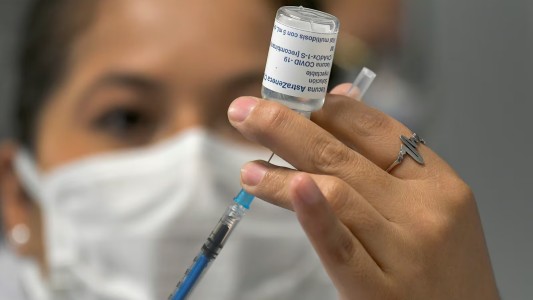 AstraZeneca reconoce que su vacuna Covid puede causar efectos secundarios
