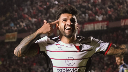 Colón goleó a Almagro y sigue líder