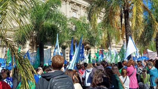 Docentes marcharon  y se manifestaron frente a Casa de Gobierno
