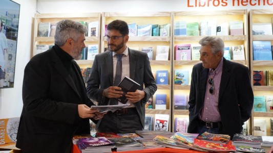 Pullaro visitó el stand de Santa Fe en la Feria del Libro de Buenos Aires