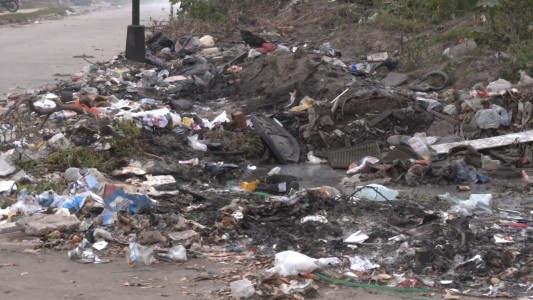 Preocupación en barrio Los Hornos por la presencia de un gran basural a cielo abierto