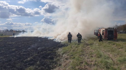 Santo Tomé: impactante incendio en Ruta 19 y Azcuénaga