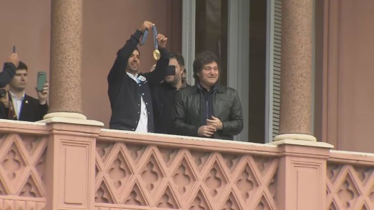 Javier Milei recibió a José "Maligno" Torres y salieron al balcón presidencial