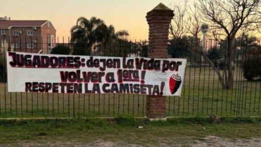 Dejaron una bandera en el predio de Colón
