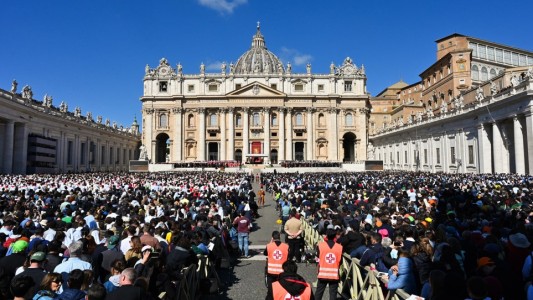 Más 140 mil fieles llenan la plaza San Pedro para el histórico funeral de Francisco