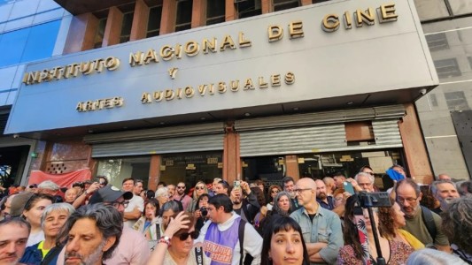 Sectores de la industria audiovisual se manifestaron frente al INCAA en rechazo al cierre de Cine.Ar