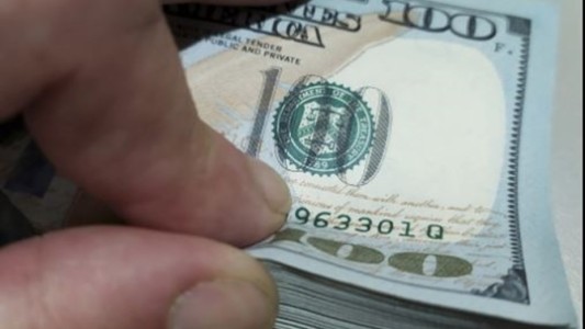 Tensión cambiaria: el dólar oficial saltó $20 y cerró a $1.515