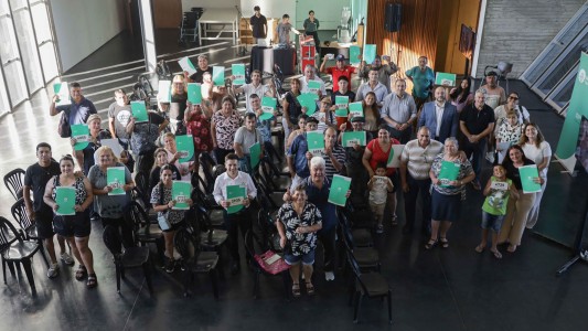 Regularización Dominial: 55 familias recibieron las escrituras de sus casas