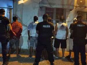 Detuvieron a cinco jóvenes, entre ellos dos menores, acusados de robar una moto