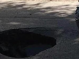 Apareció un enorme socavón en 4 de Enero y Jujuy y cortaron el tránsito