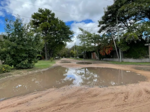 Villa California: anegamientos complican el tránsito pese a la mejora del clima