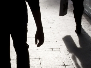 Acosó a una mujer y ahora deberá donar casi $800 mil para evitar el juicio