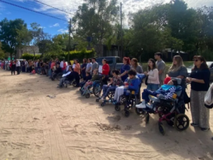 Abrazo simbólico en "Un Mundo Especial": reclamo por recortes y falta de pagos