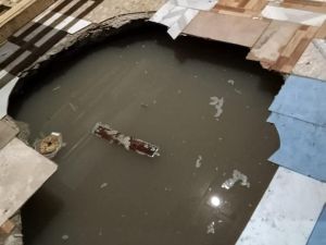 Se hizo un socavón dentro de una casa y la familia se cayó dentro de él