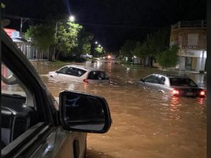 Fuerte temporal en Villa Minetti: hay evacuados y la localidad está anegada