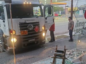 Impactante choque de camión contra un comercio en Av. Peñaloza y Zeballos
