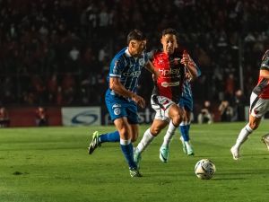 En un partido complicado, Colón empató sin goles con Godoy Cruz de Mendoza