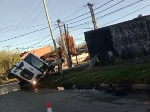 Cedió parte del terreno y volcó un camión de alumbrado en el norte de Santa Fe