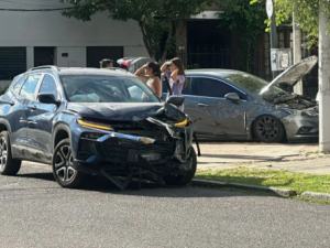 Choque en el macrocentro de Santa Fe: un auto terminó sobre la vereda tras una fuerte colisión