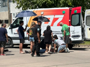 Accidente en barrio Los Hornos: una motociclista fue hospitalizada tras chocar con un auto