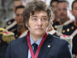 Demoraron a dos hombres que protestaban contra la visita de Javier Milei en San Lorenzo