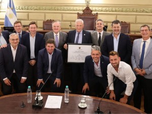 Nery Pumpido fue reconocido en el Senado y dejó un mensaje al fútbol santafesino