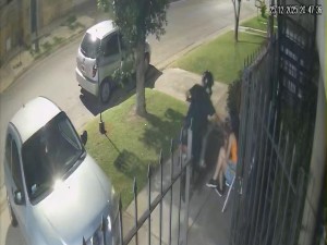 Violento arrebato: un motochorro robó un celular y arrastró a una joven