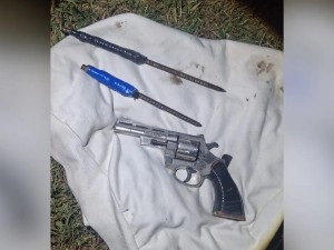 Un menor detenido tras golpear y amenzar con un arma a un hombre